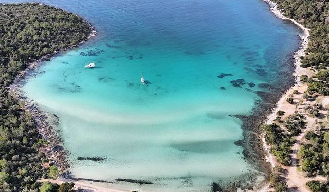 Burası Maldivler ya da Phuket değil: Adını bir espriden alan, doğallığı ve sessizliğiyle Ege’nin en kaliteli denizi!
