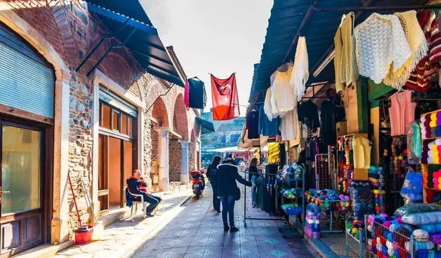 İzmir’in bu pazarına giden eli boş dönmüyor! Ege otları, el işleri ve yöresel lezzetler bir arada: Üstelik uygun fiyatlı