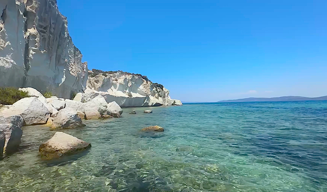 Ne Bodrum ne Çeşme! İzmir’e sadece dakikalarca uzaklıkta: Denizi cam gibi, doğası ise efsane uygun fiyatlı tatil yeri