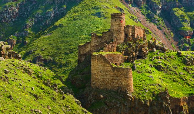 Adını şeytandan alıyor! Adı kadar korkutucu... Dağların zirvesindeki bu kale neden bu kadar gizemli?