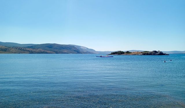 Ne Çeşme ne Urla! Çarşaf gibi deniziyle aileler için mükemmel bir tatil adresi: İzmir’de uygun fiyatlı en iyi plaj