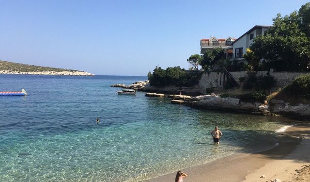 Sabah deniz, akşam Ege sofrası! Güneşlenmek isteyenler ESHOT ile gidilebilen bu koyu tercih ediyor