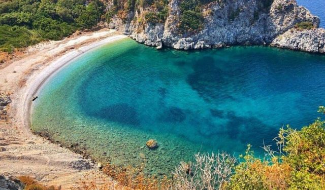 İzmir’e sadece 30 dakika mesafede: Denizin cam gibi olduğu, beyaz kumlarla kaplı Ege’nin en temiz plajı!
