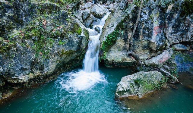 Burası İzmir’in Karadeniz’i: Yaz ortasında ceket giydiriyor! Doğal havuzu ve berrak suyuyla yazın en serin noktası