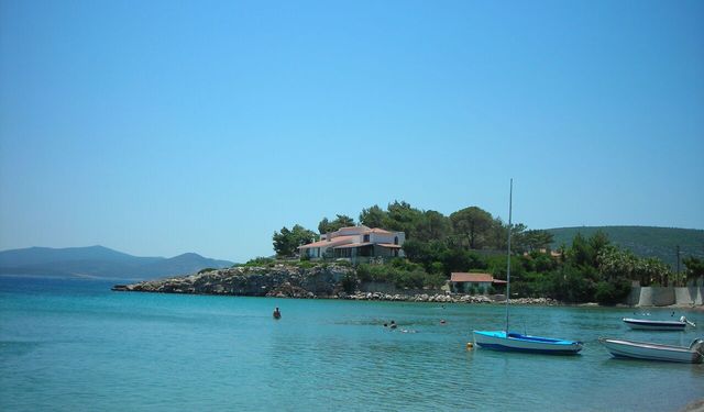 Ne Bodrum ne Çeşme! İzmir’in bu koyunda deniz turkuaz akıyor, sessizlik hiç bozulmuyor