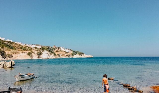 Ne Eski Foça ne Yeni Foça! İkisinin arasındaki sakin koyun kapısına kadar ESHOT bırakıyor: Kumlu plaj, kamp ve dalış aynı yerde