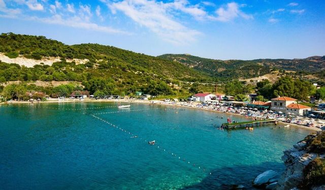 İzmir'de 1 saat uzaklıkta denizi cam gibi, suyu serin girişi ücretsiz bir plaj! Hafta sonu kaçamağı için ideal adres