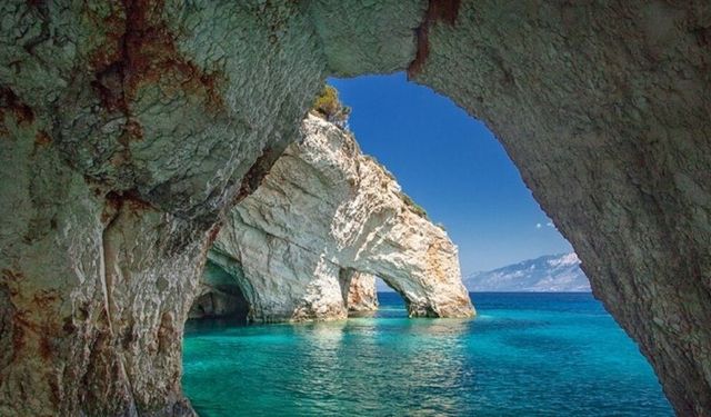 Beyaz kayaların arasından turkuaz denize açılıyor! Çeşme'nin bu koyu başka bir dünyayı andırıyor