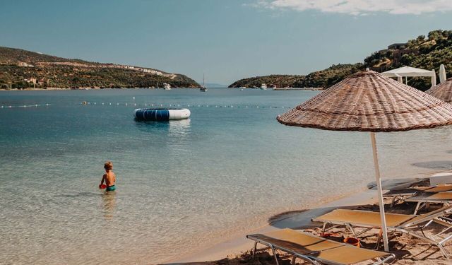Çeşme’ye servet ödemek istemeyenler buraya gidiyor! Sadece 2 saat uzaklıkta: Masmavi denizi ve ipek kumları mest ediyor