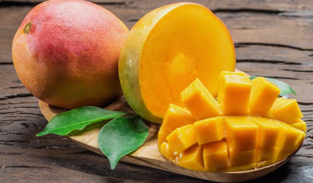 Mango seçerken çoğu kişi bu hatayı yapıyor! Tatlı ve sulu mangoyu anlamanın püf noktaları
