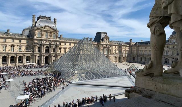 Louvre Müzesi kapanma tehlikesiyle karşı karşıya! 7 dakikada soyulmuştu: Dünyaca ünlü müzede neler oluyor?