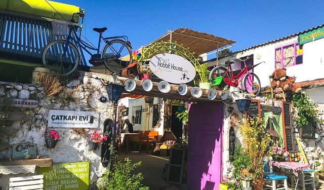 Urla’da masal gibi bir köy: Birbirinden renkli oyuklar sokakları süslüyor! Bu köyün festivali bile var