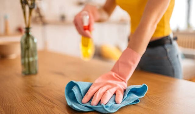 Toz alırken sakın bu hatayı yapmayın! Kuru bezle silmek tozu yok etmiyor: İşte evdeki tozları yok edecek kesin çözüm