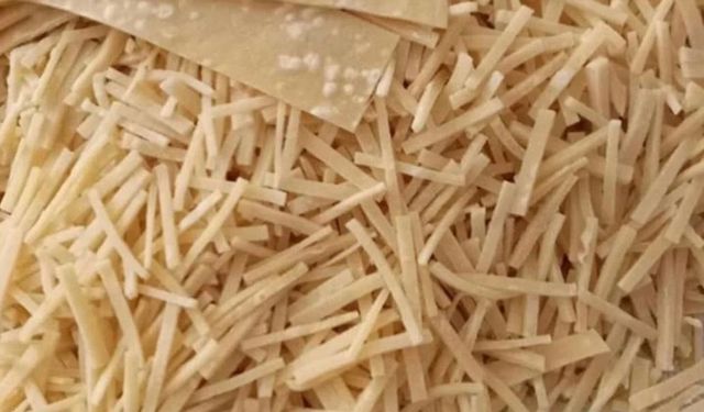 Sadece 1 kaşık eklemek yetiyor! Erişte pişirirken tencereye bunu atan yaşadı: Mantıdan bile lezzetli oluyor
