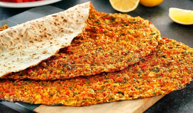 Evde lahmacun yapmanın sırrı bu tarifte saklı! Fırından çıkar çıkmaz kapış gidecek