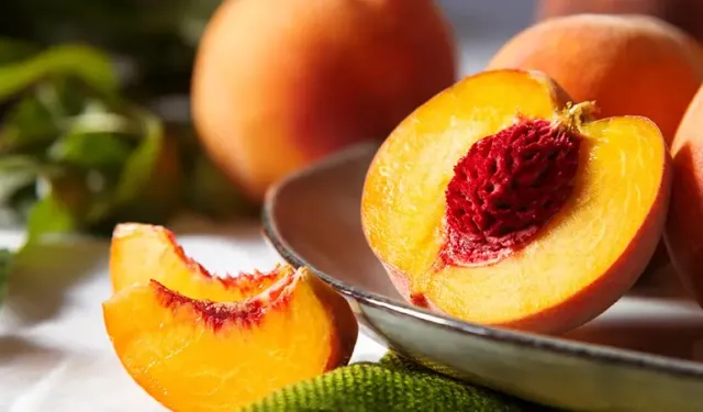 Şeftaliyi hiç böyle yememiş olabilirsiniz! Buz gibi tatlı tarifi sosyal medyada milyonlar izledi