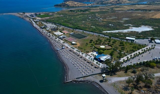 İzmir'deücretsiz Mavi Bayraklı, 5 yıldızlı otel konforunu aratmayan halk plajı! İZBAN'a atlayan soluğu burada alıyor