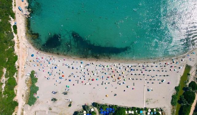 Ailece deniz keyfi için Urla'nın en gözde plajı: İzmir'e 1 saat uzaklıkta masmavi bir cennet! Hem ücretsiz hem de doğal