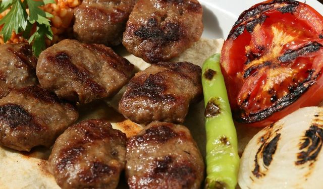 Köfteleriniz çiğ kalıyor veya iyi kızarmıyor mu? Sebebi buymuş! Bu hatayı yapanların köftesi dışı yanık, içi çiğ kalıyor