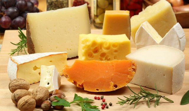 Peynir kabuklarını atanlar pişman oluyor!  Meğer yemeklerin lezzeti böyle katlanıyormuş