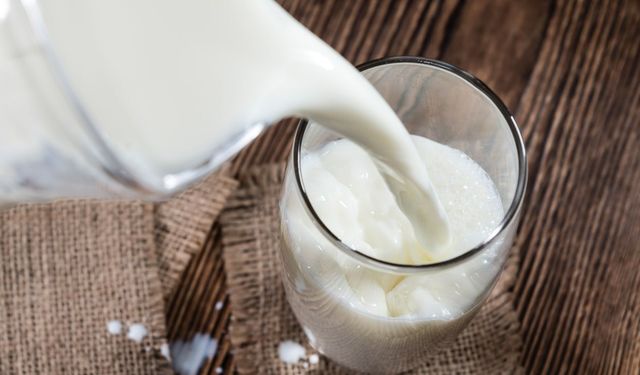 Bir bardak sütle hazırlanıyor, dondurma gibi oluyor! Yazın en pratik tatlısı ilgi görüyor