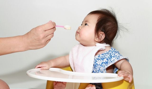İlk altı ayda beslenme vurgusu! Bebeğiniz için mama seçerken bunlara dikkat: Etiket okumadan almayın