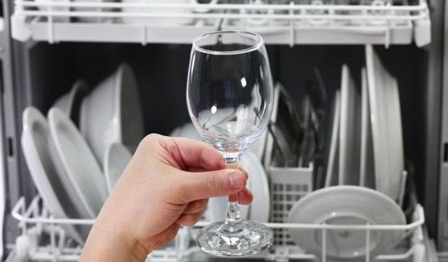 Kireç ve buğulu görüntüye son! Bardaklardaki matlığı ve beyaz lekeleri saniyeler içinde söken yöntem...