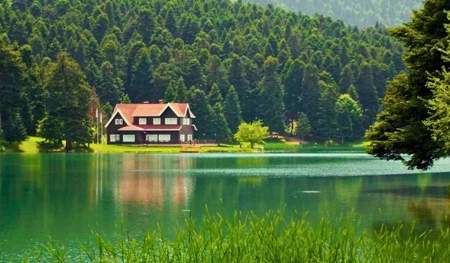Bolu’ya gitmeden göl manzarası! İzmir’in dağları arasındaki bu yer sonbaharda renk değiştiriyor