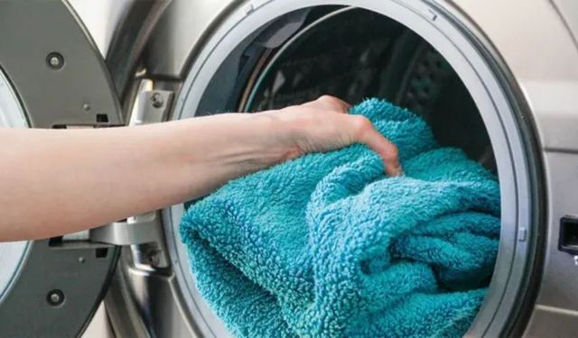 Yıkansa bile kötü kokan havlulara son! Temiz sanıp dolaba kaldırmayın: Banyo kapısını açık bırakmanız şart