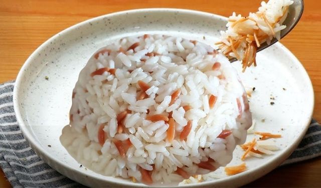 Pilavı mikrodalgada ısıtıyorsanız dikkat! Bu hata pilavı taş gibi yapabiliyor
