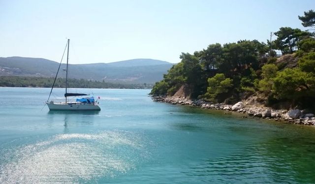 İzmir’de denizi akvaryum gibi! Oltasını alan da havlusunu kapan da buraya geliyor: Berrak, şifalı suyun zemini kum