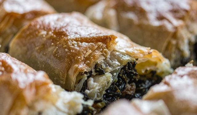 Mutfakta saatler harcamaya son, çay demlenene kadar hazır! 15 dakikada nefis börek tarifi