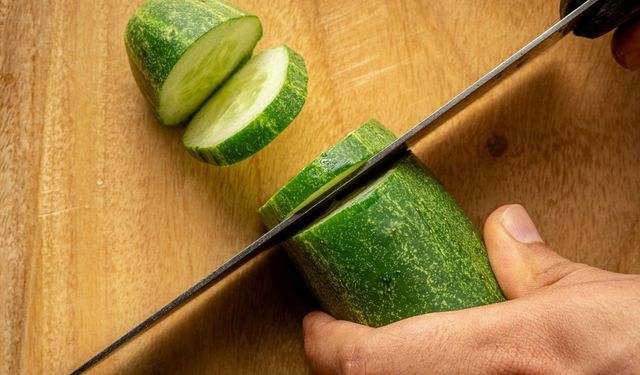 Pazarda salatalık alırken ilk buna bakın! Çoğu kişi rengine aldanıyor, en tazesi tek dokunuşta belli oluyor