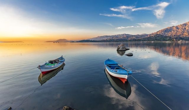 Ne Aydın’da ne Muğla’da: İzmir’e yakın bu gölün ortasında adalar, kıyısında antik kentler bulunuyor!