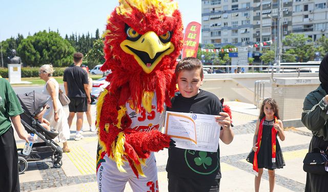 Göztepe’den öğrencilere sürpriz etkinlik! "Karneni getir, hediyeni götür"