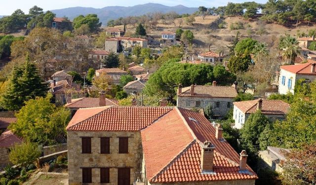 Taş evleri ve dar sokakları arasında gezerken zeytin ve dibek kahvesi kokusu yükseliyor! Zaman adeta burada duruyor