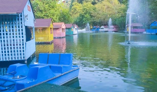 İzmir’e sadece 40 dakika! Hem serin hem uygun fiyatlı hafta sonu kaçamağı: Renkli kamelyaları ve gölet manzarası şahane