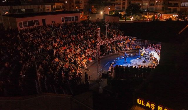 Yağışlı hava engel olamadı: Aliağa'da Türk sanat müziği coşkusu