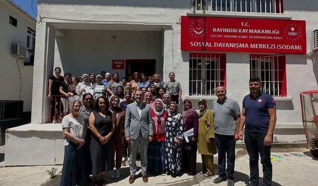 Bayındır’da anlamlı tören! Eğitimlerini tamamlayan kadınlar belgelerini aldı