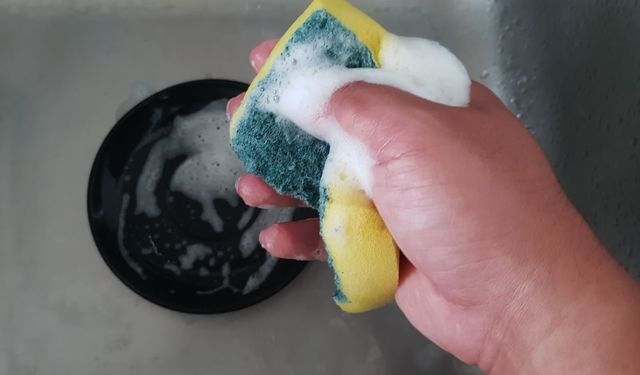 Temiz sanıp bulaşıkları yıkıyorsunuz! Süngerin kötü kokmasının sebebi bulundu: Mikrop yuvası olmaması için kesin çözüm