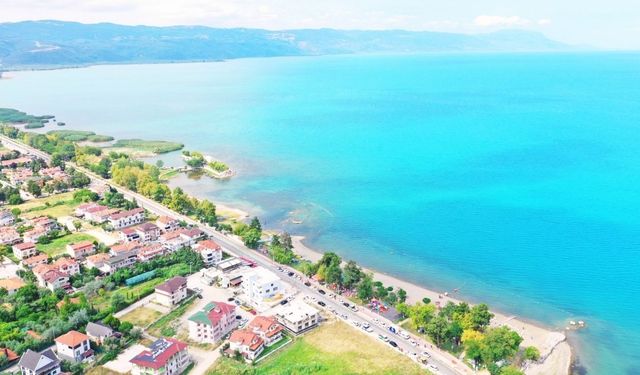 Bursa’da hangi plajlar Mavi Bayraklı oldu? İşte ilçe ilçe 2026 ücretsiz, kum ve ödüllü plajlar