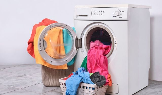 Herkes çamaşır yıkarken bu detayı atlıyor! Aman dikkat: Yanlış yıkama hem kıyafetleri hem makineyi bozabilir