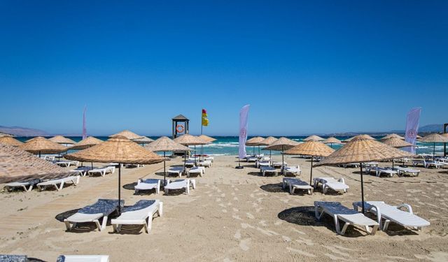 Çeşme'nin en temiz ücretsiz plajı! Bembeyaz kumsalı, sığ ve sakin sularıyla İzmir'de ailelerin vazgeçilmez deniz tercihi