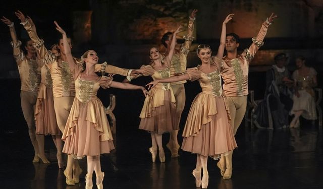 Efes Opera ve Bale Festivali 9. kez perdelerini açtı! “Kuğu Gölü” Efes’te sanatseverlerle buluştu