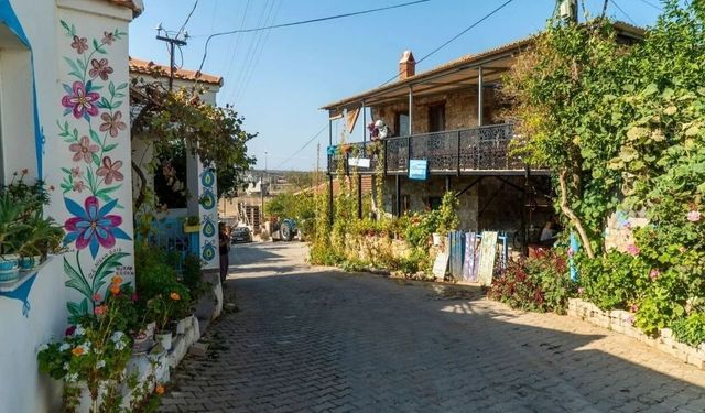Şirince'ye rakip Çeşme'den çıktı! İzmir’in en samimi ve en sıcak köyü: Damla sakızlı kurabiyesi ve ekmeği meşhur
