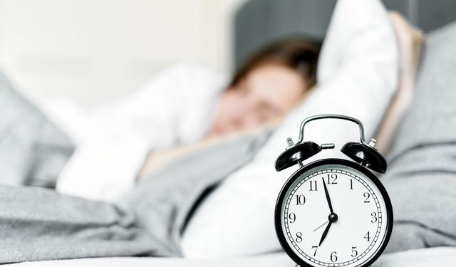 Gece ışık açık uyuyanlar dikkat! Melatonin seviyeniz düşebilir: Sabah yorgun uyuyorsanız sebebi ışık olabilir