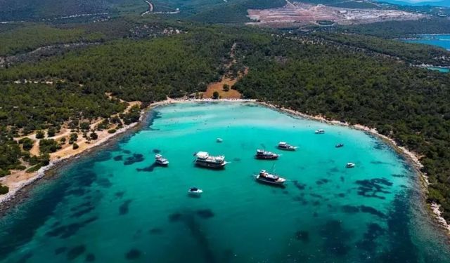 Çocuklu ailelerin güvenle tercih ettiği sığ denizi var! Çam ormanlarıyla çevrili bu koyda doğayla baş başa tatil keyfi