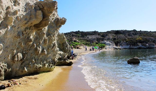 İzmir'de kalabalık plajlardan sıkılanlara: Foça’nın en güzel ücretsiz koyları belli oldu! Buralara giden vazgeçemiyor