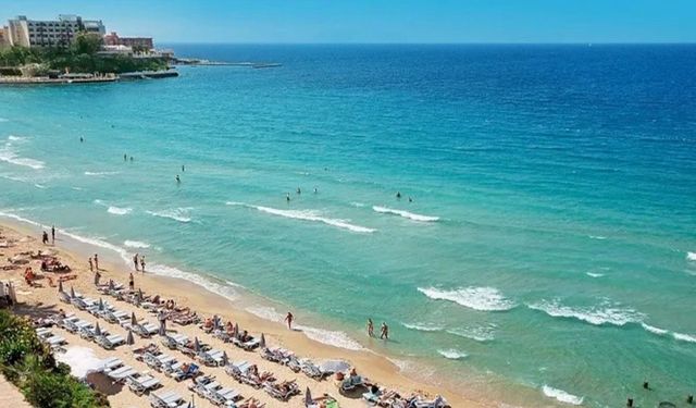 İzmir’e 1,5 saat uzaklıkta masmavi bir cennet! Altın kumları ve berrak deniziyle yaz tatilinin vazgeçilmez rotası