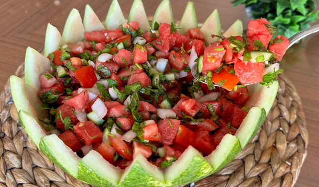 Bu salata bu yazın favorisi olacak! Bildiğiniz tüm salataları unutun, hem ferahlatıyor hem doyuruyor